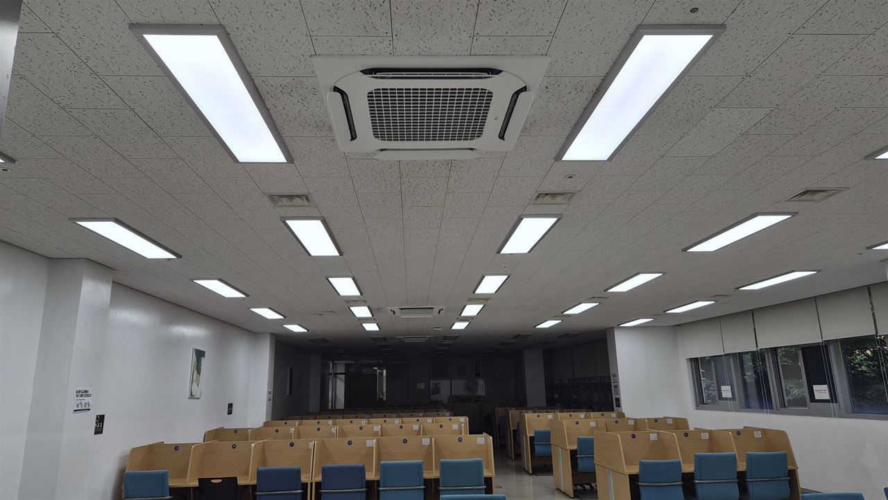 완료된 열람실 천장에 새로 설치한 천장형 냉난방기
